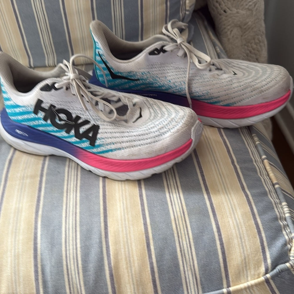 Women's White and Pink HOKA pro fly 91/2 - Picture 2 of 5